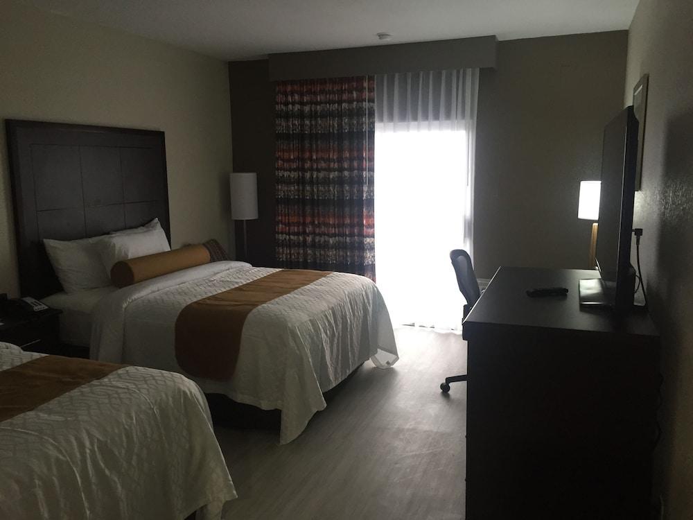 Orangewood & Kansas Airport Hotel
