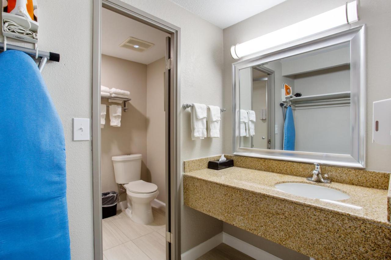 Orangewood & Kansas Airport Hotel Kansas City