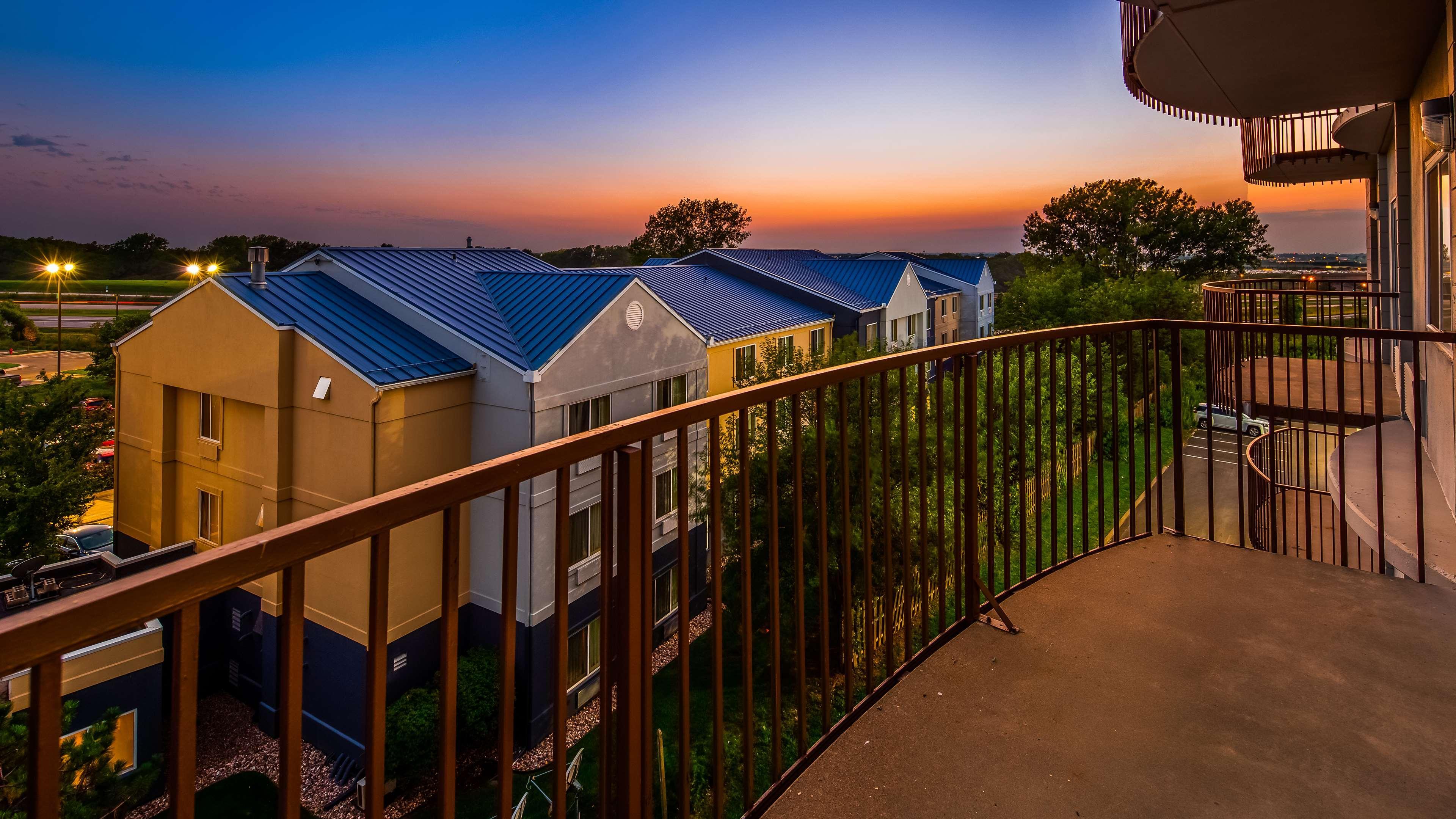 Orangewood & Kansas Airport Hotel