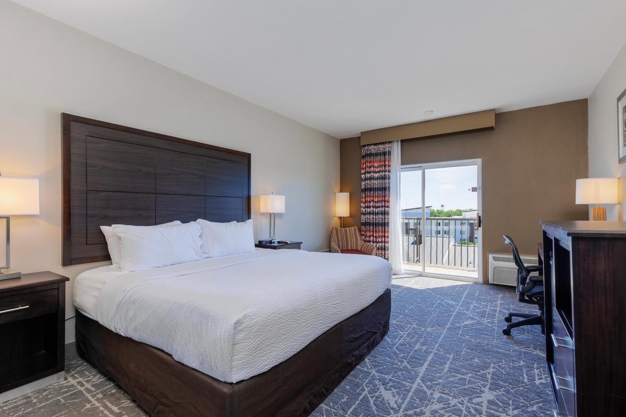 Orangewood & Kansas Airport Hotel
